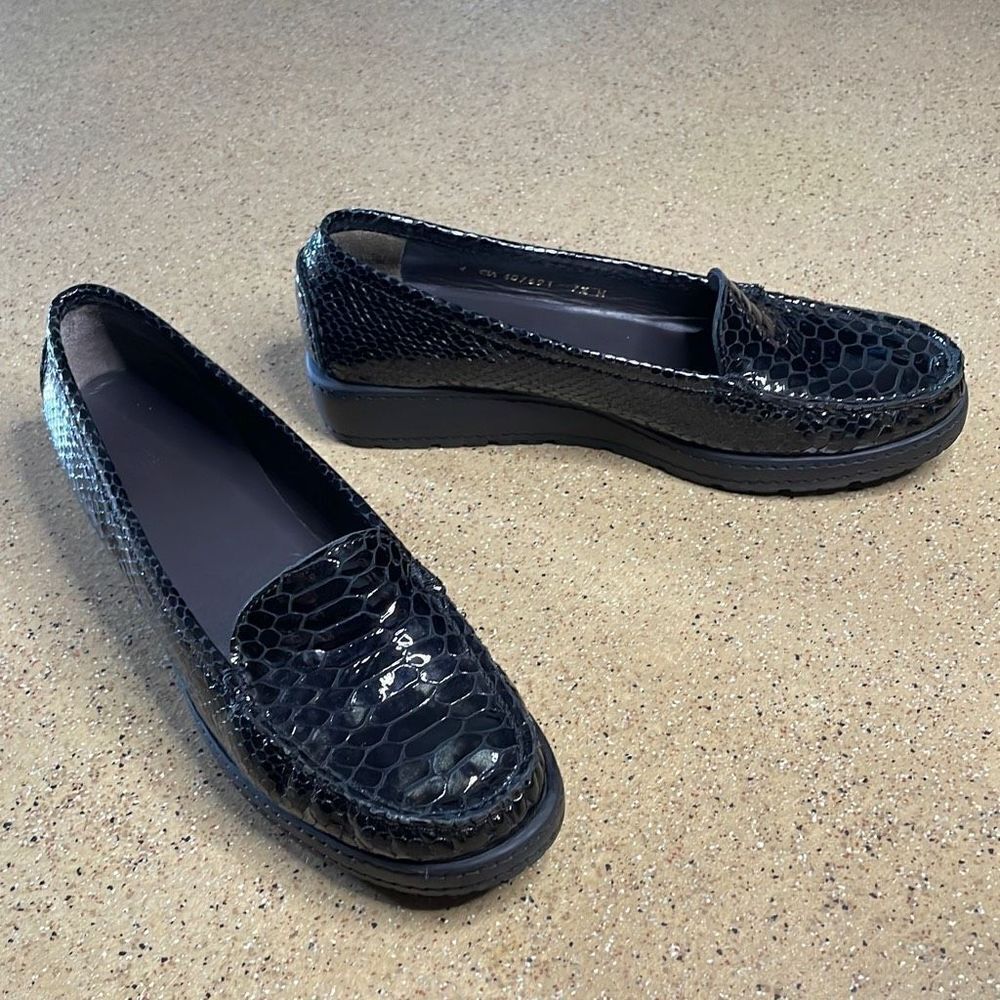 Stuart Weitzman Snake Embossed Patent Leather Moccasin Toe Loafers 7.5 Black